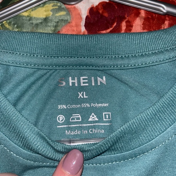 Shein Tee XL Like New - Picture 2 of 2
